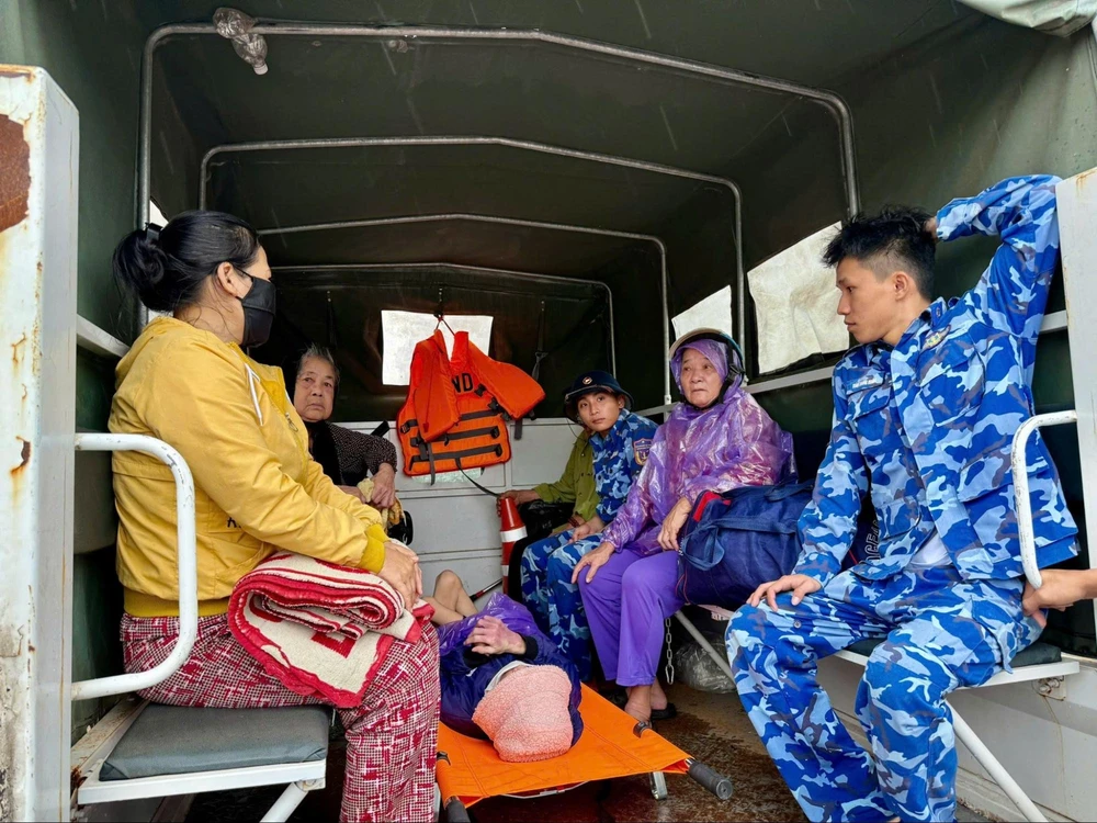 Người dân trên chuyến xe di chuyển đến KTX.