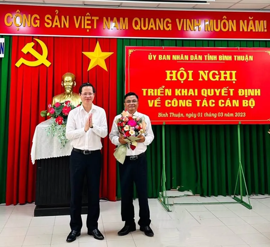 Ông Phan Dương Cường được trao quyết định Giám đốc Sở Xây dựng Bình Thuận. Ảnh: PN