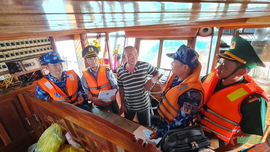 Tổ công tác liên ngành kiểm tra điều kiện hoạt động của các tàu cá. Ảnh: Báo QĐND