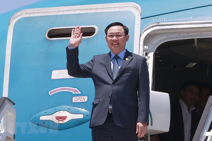 Chủ tịch Quốc hội đến sân bay José Martí, bắt đầu thăm chính thức Cuba từ ngày 18 đến 23-4