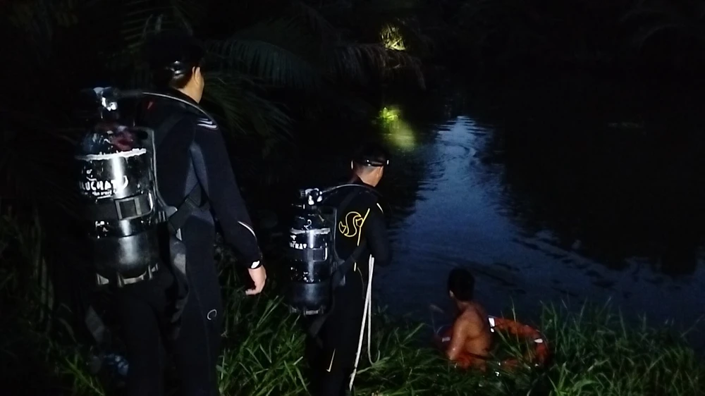 Lực lượng cứu nạn và cứu hộ Công an TP Thủ Đức tổ chức tìm kiếm người bị đuối nước ở con rạch trong khu công nghệ cao. Ảnh: TS