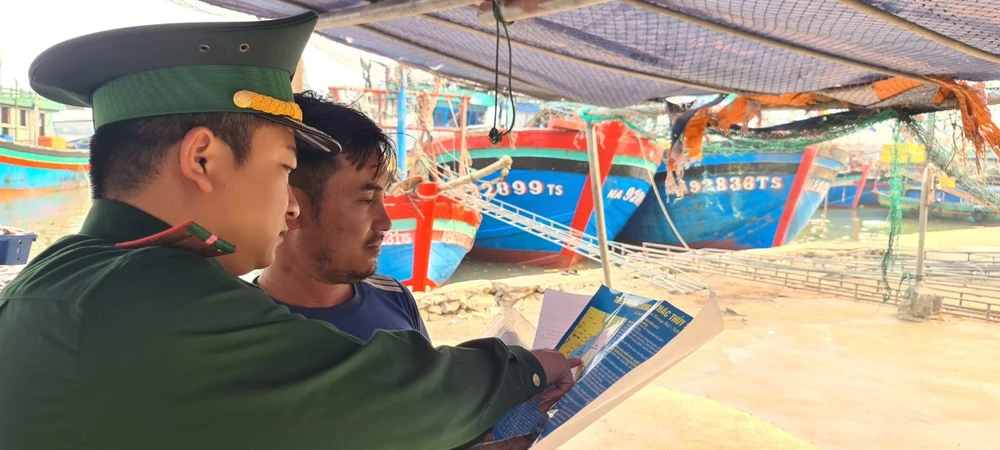 Cán bộ đồn Biên phòng Quỳnh Phương trực tiếp đến tàu tuyên truyền cho ngư dân