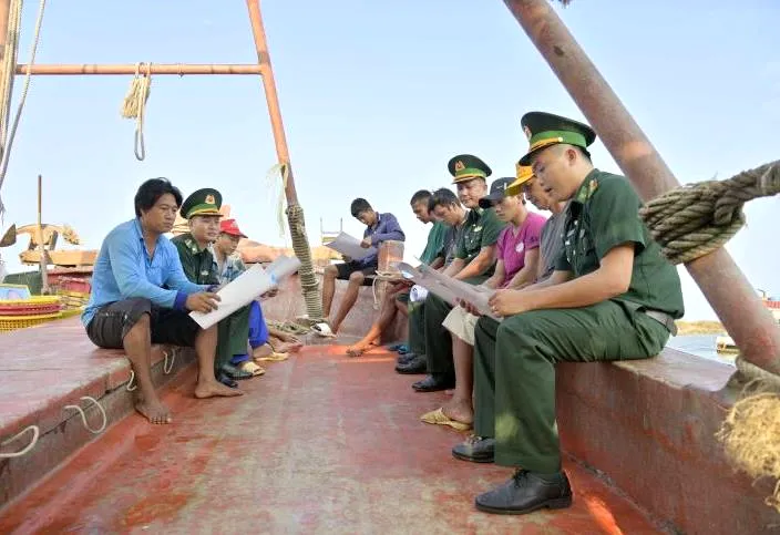 BĐBP Đồn Biên phòng Xà Lực cấp phát tờ rơi tuyên truyền về chống khai thác IUU cho ngư dân trước khi xuất bến đánh bắt hải sản