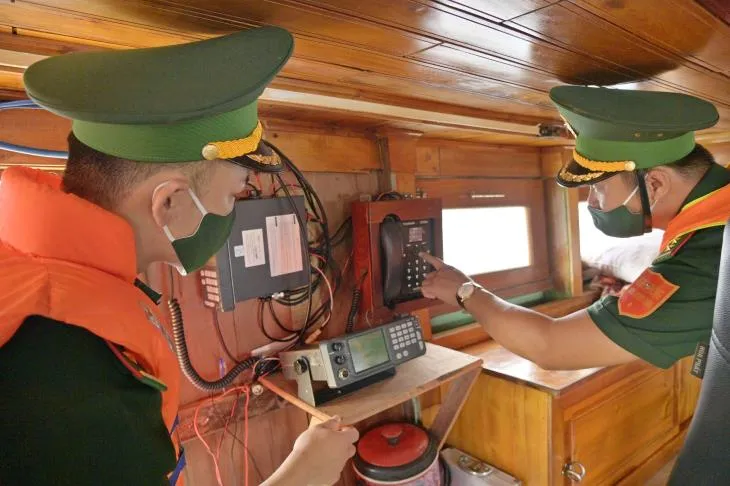 Trạm Kiểm soát Biên phòng cửa khẩu cảng Dương Đông kiểm tra thiết bị giám sát hành trình trên tàu cá của ngư dân tại địa phương