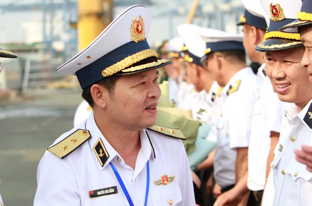 Trung tướng Nguyễn Văn Bổng, Chính ủy Quân chủng Hải quân, thăm hỏi lực lượng hải quân. Ảnh: NT Trung tướng Nguyễn Văn Bổng, Chính ủy Quân chủng Hải quân