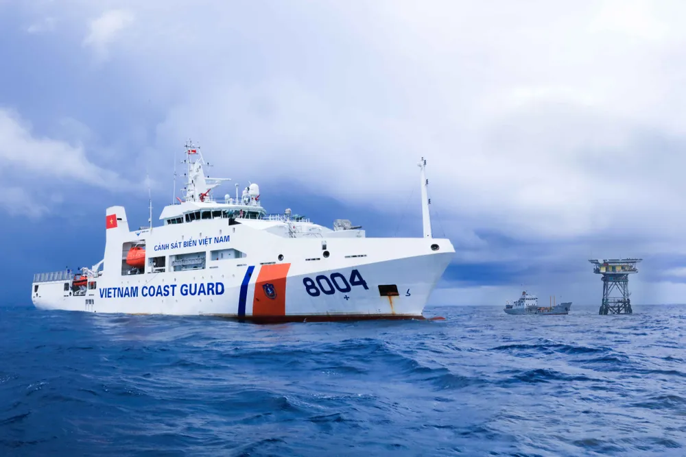 Tàu Cảnh sát biển Việt Nam 8004 tại nhà giàn DK17. Ảnh: Trang TTĐT của CSB Việt Nam
