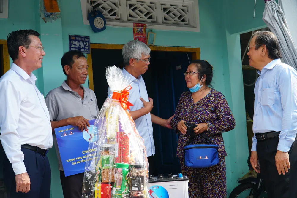 Phó Chủ tịch UBND TP Võ Văn Hoan thăm hỏi, động viên và trao quà cho bà con ngư dân huyện Cần Giờ, TP.HCM. Ảnh: Bảo Phương Phó Chủ tịch UBND TP Võ Văn Hoan thăm hỏi, động viên và trao quà cho bà con ngư dân huyện Cần Giờ, TP.HCM. Ảnh: Bảo Phương