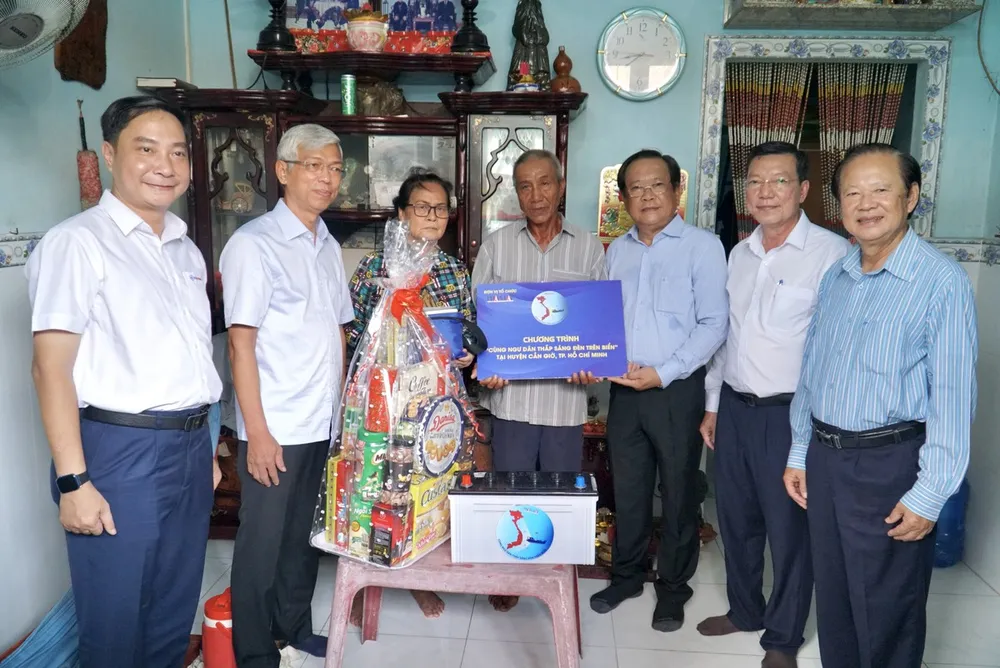 Ngày 17-5, Báo Pháp Luật TP.HCMtổ chức chương trình “Cùng ngư dân thắp sáng đèn trên biển” tại huyện Cần Giờ, TP.HCM. Trong khuôn khổ chương trình, Phó Chủ tịch UBND TP.HCM Võ Văn Hoan, Chủ tịch UBND huyện Cần Giờ Nguyễn Văn Hồng cùng với lãnh đạo các cơ quan, đơn vị đã đi thăm hỏi và trao quà cho ba gia đình ngư dân có hoàn cảnh khó khăn ở thị trấn Cần Thạnh. Ảnh: BẢO PHƯƠNG