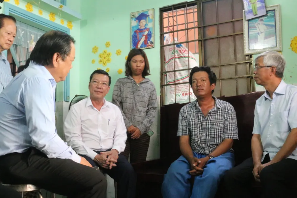 Ông Nguyễn Thành Được, ngư dân thị trấn Cần Thạnh, chia sẻ rất rất vui mừng, xúc động khi nhận được sự thăm hỏi, động viên từ lãnh đạo TP.HCM và ban tổ chức chương trình “Cùng ngư dân thắp sáng đèn trên biển”. Ảnh: THIỆN HỢP