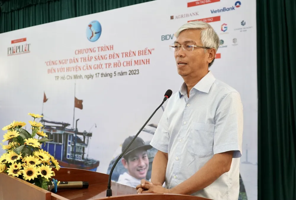 Ông Võ Văn Hoan, Phó Chủ tịch UBND TP.HCM, nhấn mạnh chương trình “Cùng ngư dân thắp sáng đèn trên biển” của Báo Pháp Luật TP.HCM có nhiều ý nghĩa, không chỉ về mặt xã hội mà còn về kinh tế, chính trị, pháp lý. “Bước đi thắp sáng đèn trên biển cho ngư dân là bước đi đầu tiên, chúng tôi tin rằng còn bước đi nữa, để không chỉ giải quyết bài toán xã hội cho ngư dân nghèo mà còn giải quyết bài toán chính trị, pháp lý” - ông Hoan nói. Ảnh: BẢO PHƯƠNG