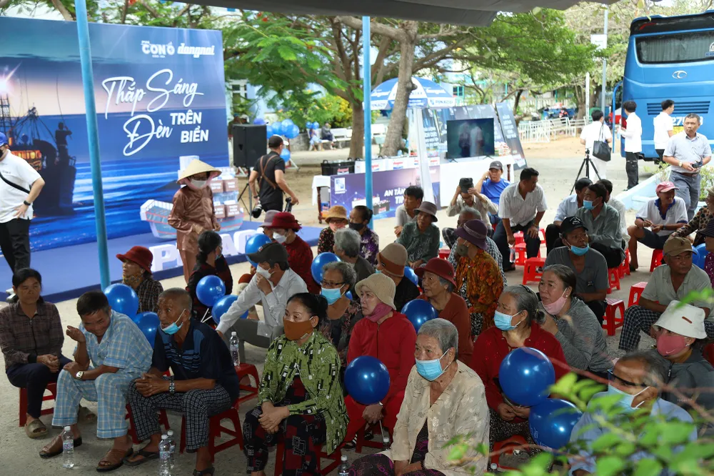 Trong ngày 13 và 14-6, chương trình “Cùng ngư dân thắp sáng đèn trên biển” do báo Pháp Luật TP.HCM tổ chức chính thức đến với bà con ngư dân tỉnh Ninh Thuận, trong đó phối hợp Công ty TNHH Phòng khám Đa khoa Ngọc Minh để khám bệnh, phát thuốc miễn phí cho 1.000 bà con. Ảnh: Núi Xanh - Bảo Phương
