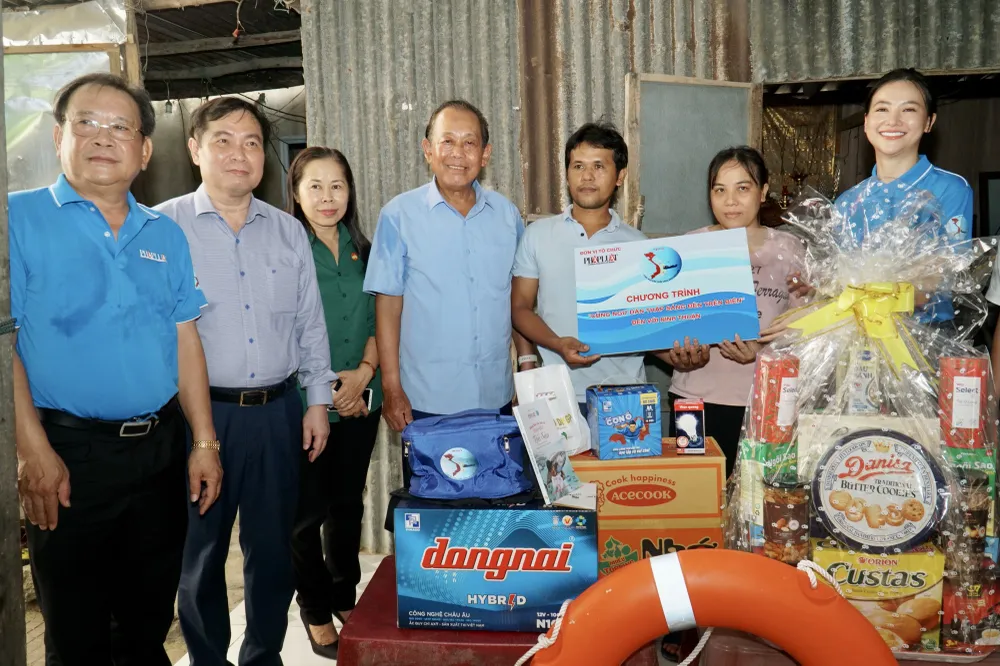 Thăm hỏi và chia sẻ với gia đình ngư dân, nguyên Phó Thủ tướng Thường trực Trương Hoà Bình, đã động viên các ngư dân cố gắng bám biển đúng pháp luật Việt Nam và quốc tế; cố gắng tăng công suất tàu lớn, vươn khơi xa vừa để tăng thu nhập, vừa góp phần giữ vững chủ quyền biển, đảo. Trong ảnh: Đoàn công tác tặng quà cho ngư dân Nguyễn Văn Công. Ảnh: BẢO PHƯƠNG