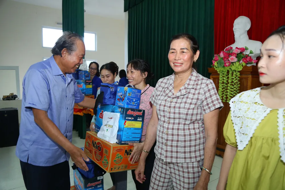 Chương trình cũng đã trao tặng 100 phần quà đến với 100 ngư dân tỉnh Quảng Trị (trị giá khoảng 4 triệu đồng/phần quà). Trong ảnh: Nguyên Phó Thủ tướng thường trực Chính phủ Trương Hòa Bình trao quà cho các hộ ngư dân tỉnh Quảng Trị. Ảnh: HOÀNG GIANG