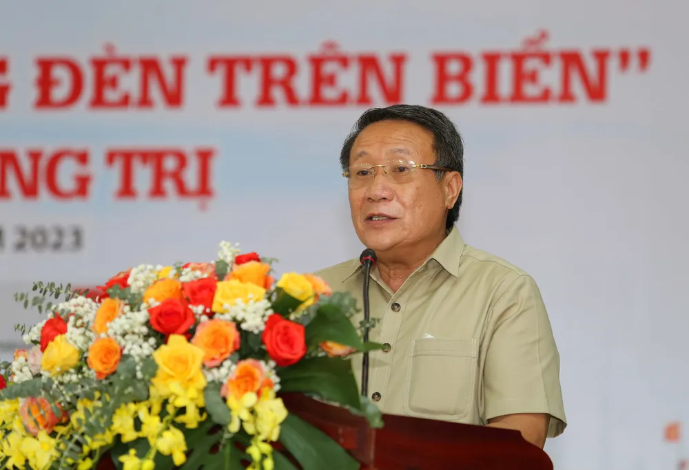 Phó Chủ tịch Thường trực UBND tỉnh Quảng Trị Hà Sỹ Đồng đánh giá cao ý nghĩa xã hội sâu sắc của Chương trình “Cùng ngư dân thắp sáng đèn trên biển” do báo Pháp Luật TP.HCM tổ chức. “Thông qua Chương trình này, tôi tin tưởng và mong mỗi ngư dân tham gia đánh bắt hải sản trên biển, mỗi con tàu ra khơi là &quot;cột mốc chủ quyền&quot;, mỗi ngư dân là một “chiến sỹ Biên phòng” trên biển, góp phần cùng quân và dân cả nước bảo vệ chủ quyền biển, đảo của Tổ quốc” - ông Đồng nhấn mạnh. Ảnh: HOÀNG GIANG