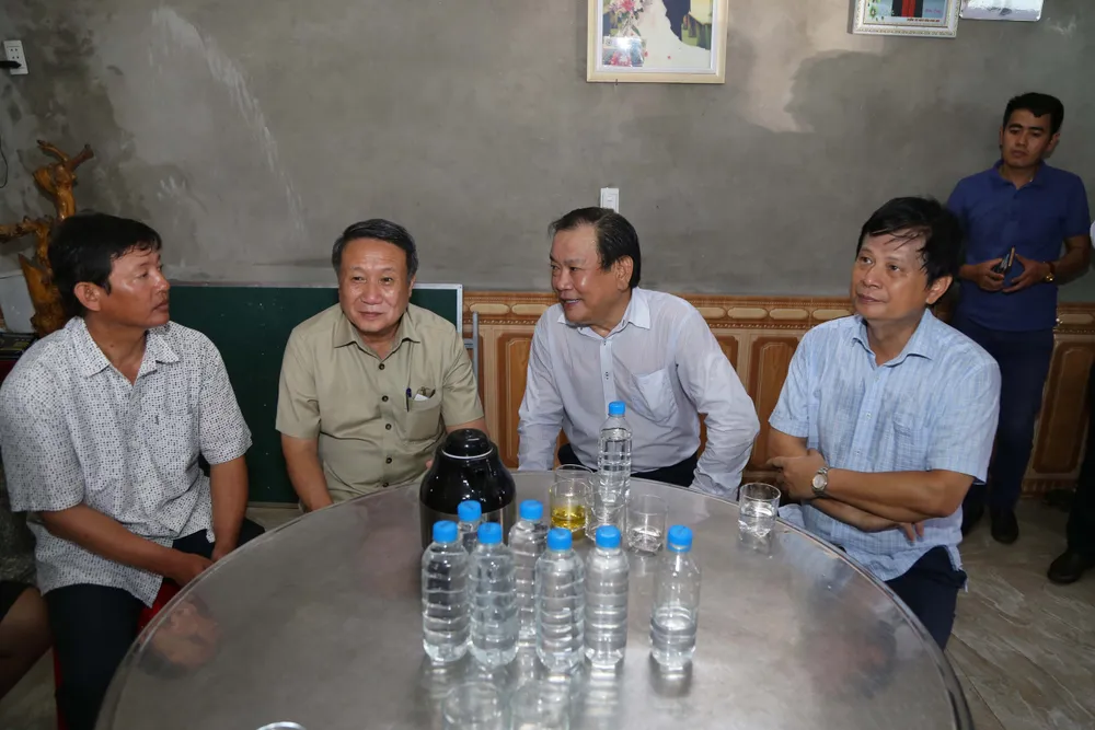 Còn tại gia đình ngư dân Nguyễn Đức Huân (41 tuổi), khi đoàn đến thăm, ông Huân đang cùng vợ miệt mài đan lưới, sửa ngư lưới cụ chuẩn bị cho chuyến biển mới. Bên trong căn nhà chưa sơn tường, ông Huân mong mỏi mùa biển năm nay sẽ khấm khá để gia đình có tiền sơn nhà đón Tết. Ảnh: HOÀNG GIANG