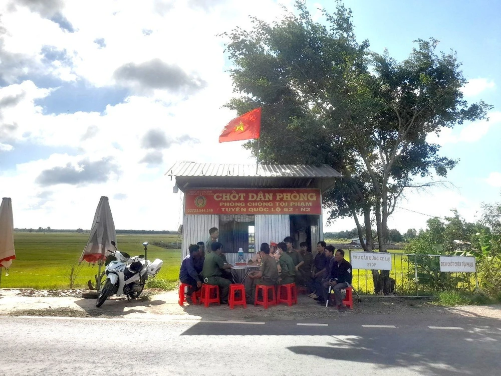 Các lực lượng trao đổi các biện pháp bảo đảm an ninh trật tự tại một chốt phòng, chống tội phạm. Ảnh: CHÍ TÂM