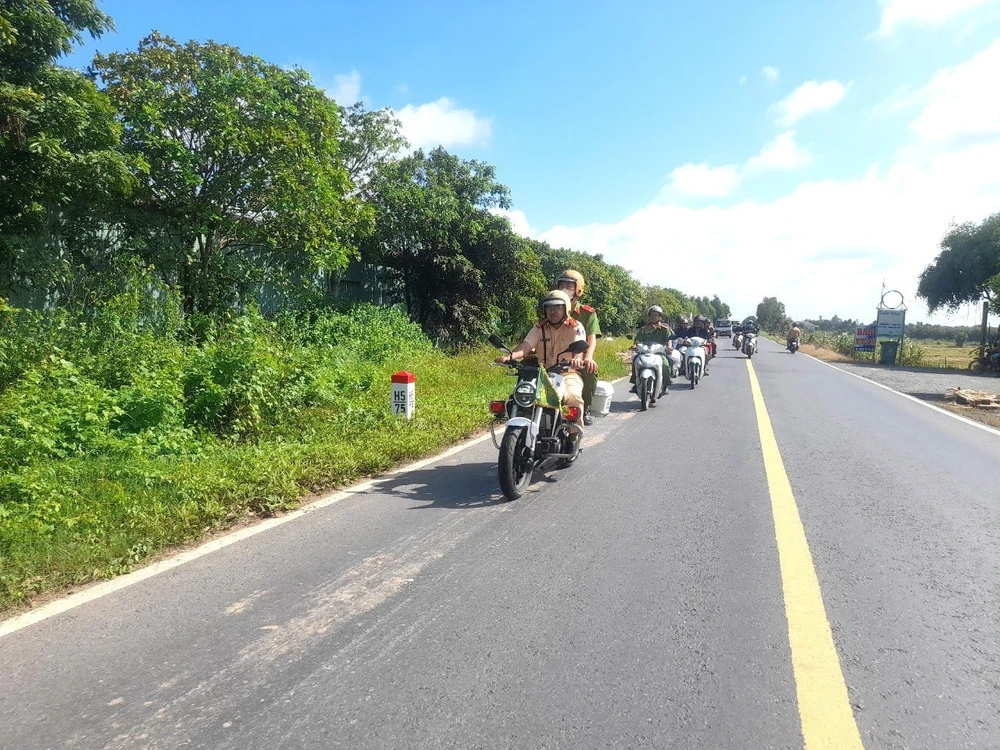 Lực lượng công an tuần tra, kiểm soát giao thông trên đường. Ảnh: CHÍ TÂM