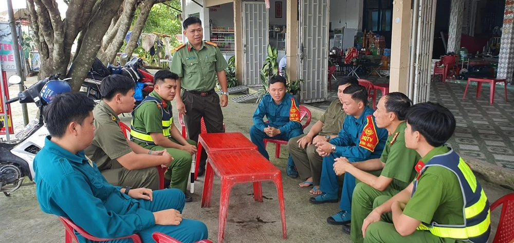 Các lực lượng công an, dân phòng trao đổi các biện pháp bảo đảm an ninh trật tự tại một chốt phòng, chống tội phạm. Ảnh: CHÍ TÂM