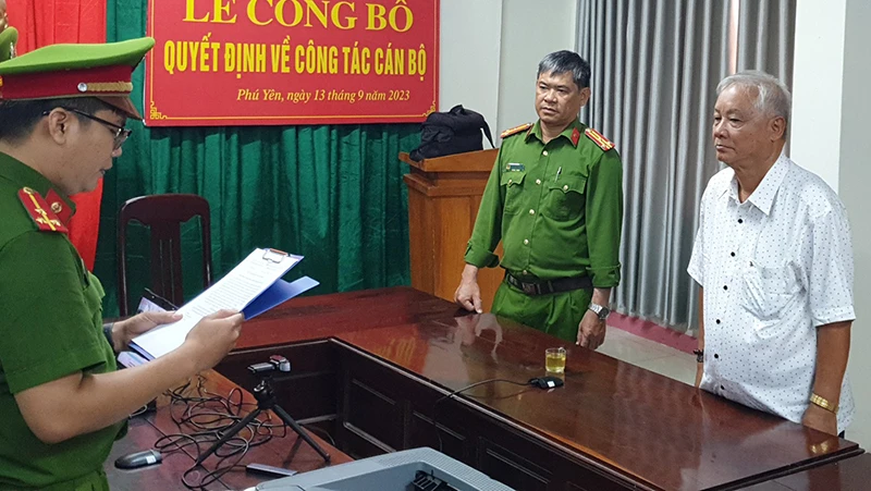 Công bố quyết định khởi tố bị can đối với ông Phạm Đình Cự, cựu Chủ tịch UBND tỉnh Phú Yên. Ảnh: KHƯƠNG VY pham-dinh-cu-1.jpg