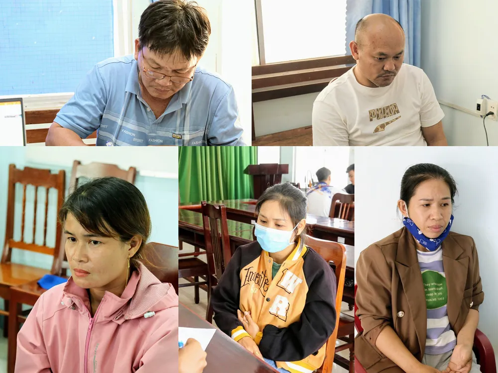 Thái Văn Tuyết (nam, áo xanh dương đeo kính), Nguyễn Thanh Tuấn (áo trắng), Lê Thị Kim Nhung (áo màu hồng), Nguyễn Thị Xuân Thu (áo màu cam) và Nguyễn Thị Xuân Thủy (áo màu nâu). Ảnh: NÚI XANH Những đối tượng liên quan đường dây cá độ, lô đề mà Công an tỉnh Ninh Thuận vừa triệt phá.