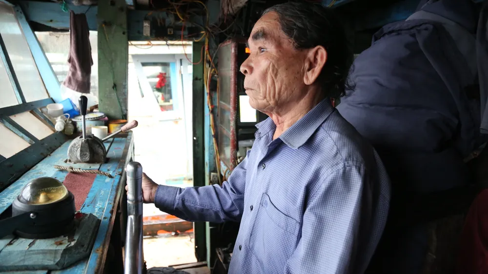 Ngư dân Hồng Giống kể về những khó khăn mà mình đang gặp phải. Ảnh: B.THIÊN Hình_phụ_2-P5_Chính_nguyendo_baothien_minhanh_3h.JPG