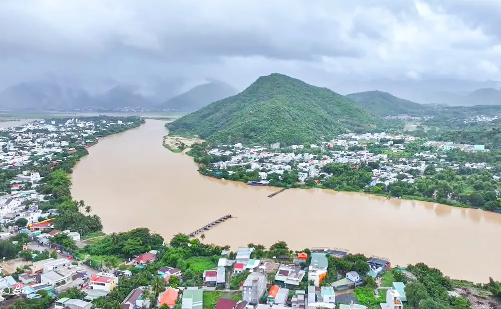 Cầu gỗ Phú Kiểng bắc qua sông Cái ở Nha Trang bị lũ cuốn trôi