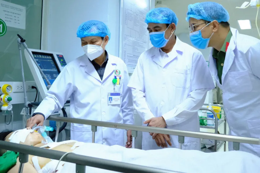 Khởi tố kẻ dùng kéo tấn công thượng úy công an