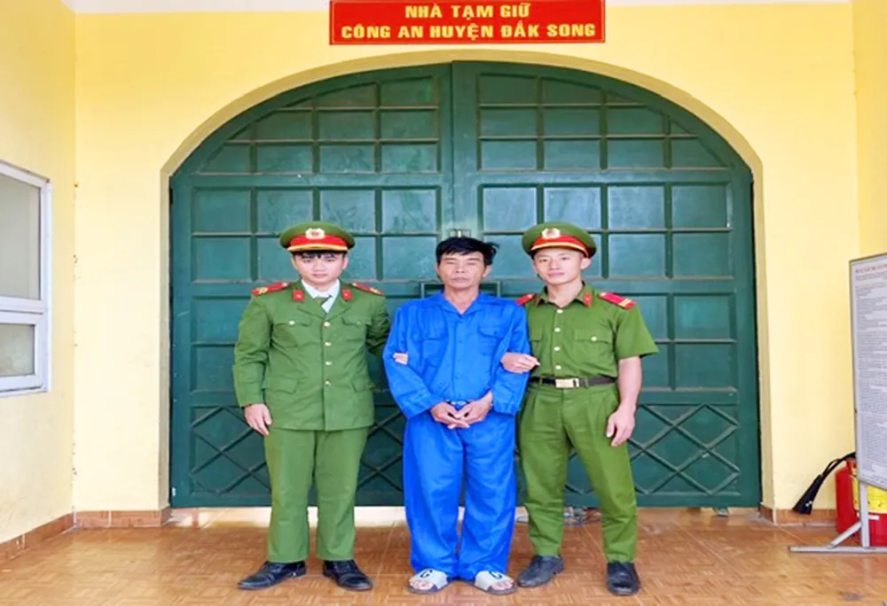 Công an huyện Đắk Song bắt giữ Nguyễn Văn Tâm để điều tra tội chống người thi hành công vụ. Ảnh: CA Đắk Nông: Vi phạm nồng độ cồn, dùng máy cắt cỏ tấn công CSGT