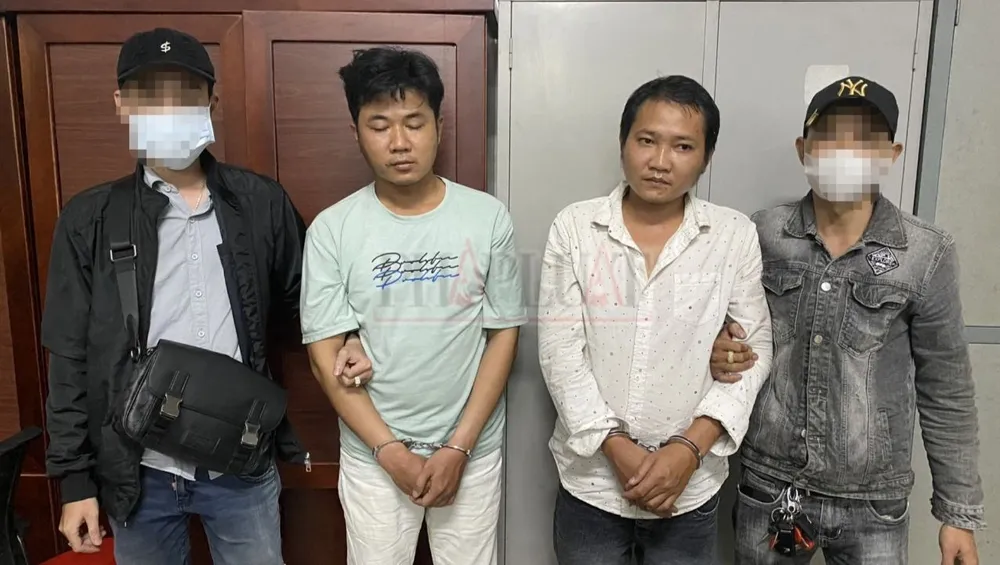 Trinh sát tóm gọn hai người bị truy nã khi đang bỏ trốn