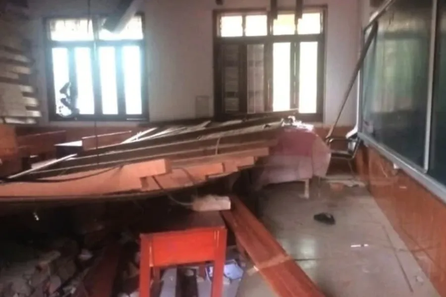 Sập trần gỗ lớp học, học sinh bị thương nặng được chuyển ra Hà Nội cấp cứu
