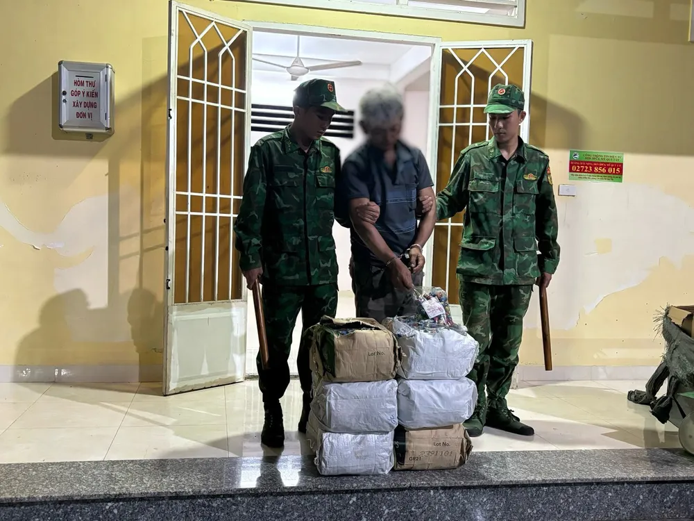 Biên phòng cửa khẩu Mỹ Quý Tây (huyện Đức Huệ, Long An) phối hợp với Đội Đặc nhiệm PCMT&amp;TP và Công an huyện Đức Huệ bắt giữ một người đang vận chuyển thuê pháo lậu từ Campuchia vào Việt Nam.