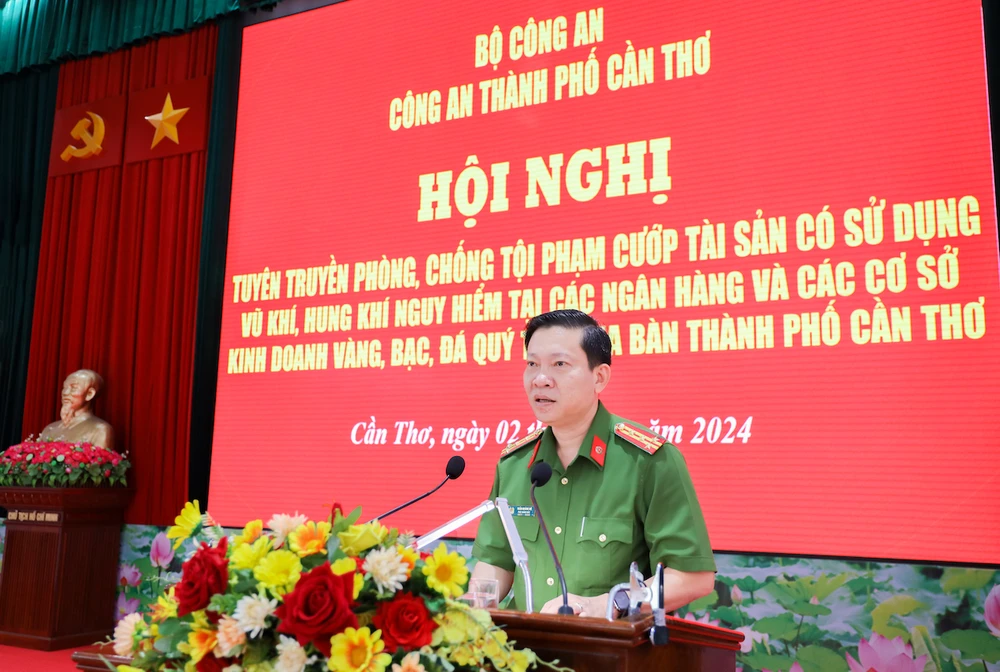 cong-an-tp-can-tho-tuyen-truyen-phong-chong-cuop-cho-cac-ngan-hang-tiem-vang-1.jpg