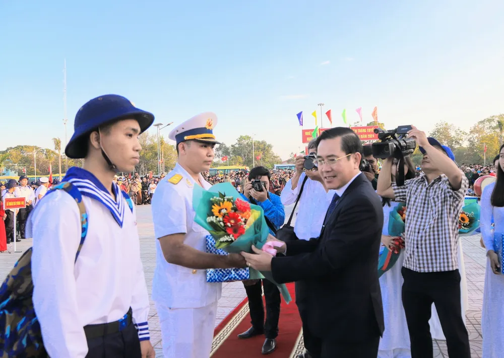 Ông Phạm Văn Hậu, Phó Bí thư thường trực Tỉnh ủy, Chủ tịch HĐND tỉnh Ninh Thuận, tặng hoa và quà cho đơn vị nhận quân và chiến sĩ mới lên đường nhập ngũ. Ảnh: NX hon-1-200-thanh-nien-ninh-thuan-no-nuc-len-duong-nhap-ngu-1.jpg