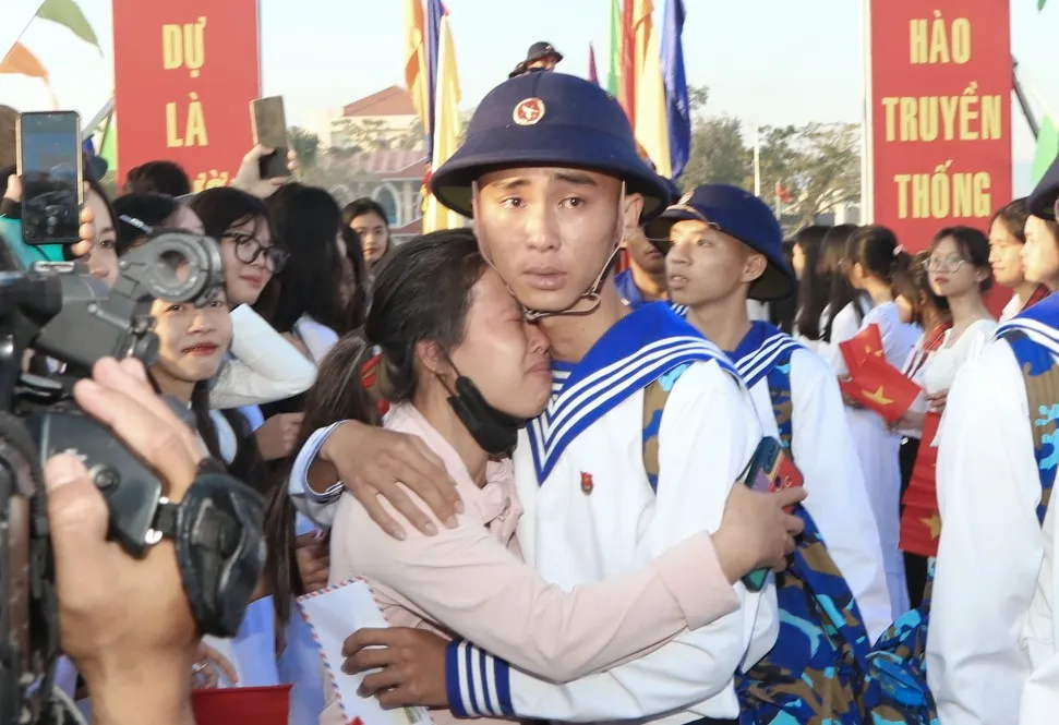 Không ít người những người thân, bạn bè vẫn còn quyến luyến, xúc động dặn dò thành niên lên đường hoàn thành xuất sắc nhiệm vụ được giao. Ảnh: NX hon-1-200-thanh-nien-ninh-thuan-no-nuc-len-duong-nhap-ngu-3.jpg