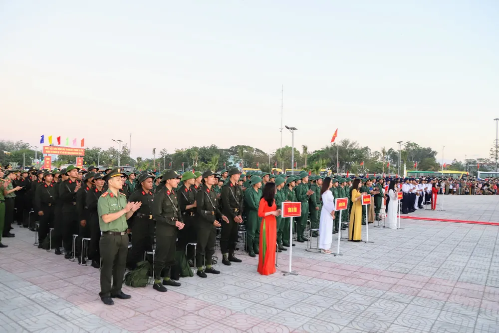 Chiến sĩ mới tạm biệt quê hương, nô nức lên đường về đơn vị mới. Ảnh: NX Hơn 1.200 thanh niên Ninh Thuận nô nức lên đường nhập ngũ