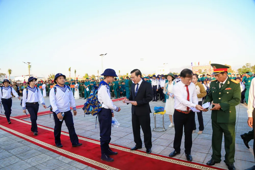 Ông Phạm Văn Hậu, Phó Bí thư thường trực Tỉnh ủy, Chủ tịch HĐND tỉnh Ninh Thuận, và lãnh đạo tỉnh, huyện tặng hoa và quà cho đơn vị nhận quân và chiến sĩ mới lên đường nhập ngũ. hon-1-200-thanh-nien-ninh-thuan-no-nuc-len-duong-nhap-ngu-7.jpg