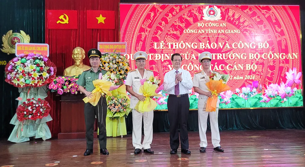 Bí thư Tỉnh ủy An Giang Lê Hồng Quang tặng hoa chúc mừng các cán bộ nhận quyết định. Ảnh: Báo Chính phủ dieu-dong-pho-giam-doc-cong-an-an-giang-lam-pho-cuc-truong-1.jpg