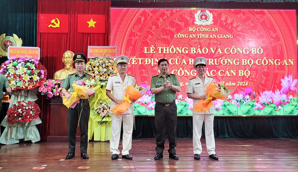 Trung tướng Trần Vi Dân, Cục trưởng Cục Khoa học, Chiến lược và Lịch sử Công an, tặng hoa chúc mừng các cán bộ nhận quyết định. Ảnh: Báo Chính phủ dieu-dong-pho-giam-doc-cong-an-an-giang-lam-pho-cuc-truong-2.jpg