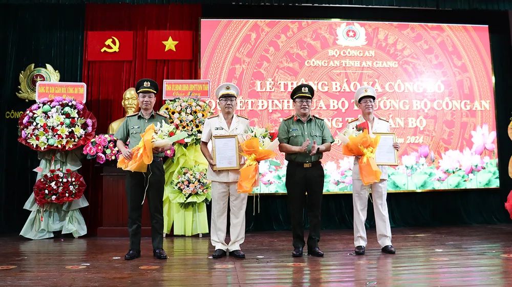 Trao quyết định của Bộ trưởng Bộ Công an cho các cán bộ. Ảnh: Báo Chính phủ Điều động Phó Giám đốc Công an An Giang làm Phó Cục trưởng C02