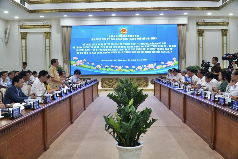 Đoàn giám sát của QH làm việc với UBND TP.HCM về việc thực hiện Nghị quyết 43/2022. Ảnh: BẢO PHƯƠNG Tăng doanh nghiệp Việt Nam trong chuỗi cung ứng toàn cầu