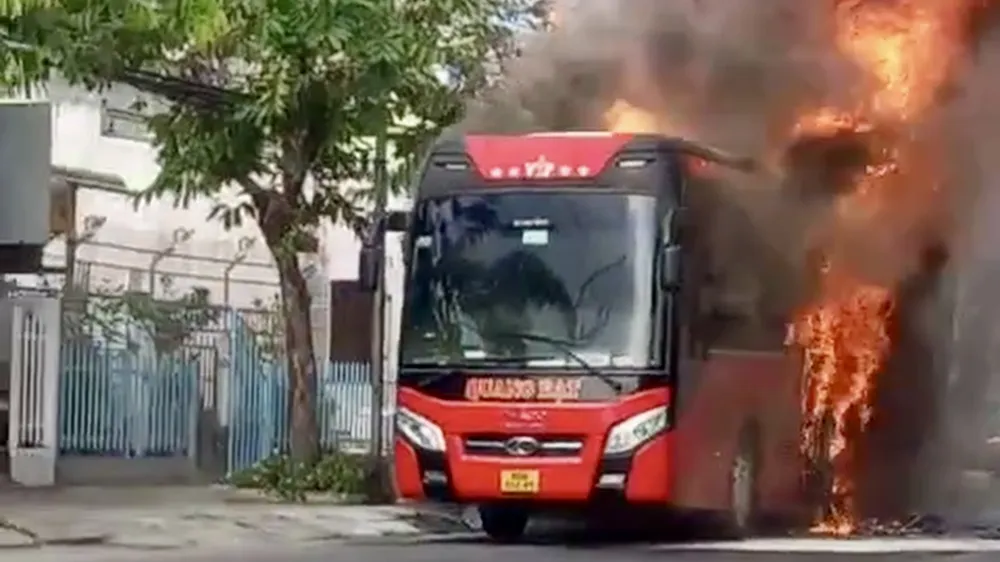 Xe khách cháy trơ khung trên quốc lộ 80