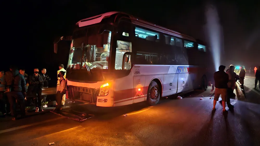 Những người bị thương nặng được đưa đi cấp cứu tại bệnh viện, các hành khách còn lại được đưa đến nơi nghỉ ngơi tạm thời để hỗ trợ xe tiếp tục hành trình. Ảnh: ND cao-toc-cam-lo-la-son-lien-tiep-xay-ra-tai-nan-4.jpg