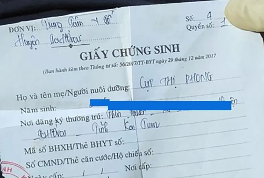 Giấy chứng sinh của con trai sinh vào tháng 8-2023 trong hành lý của chị Cụt Thị Phong. Ảnh: ND cao-toc-cam-lo-la-son-lien-tiep-xay-ra-tai-nan-5.jpg