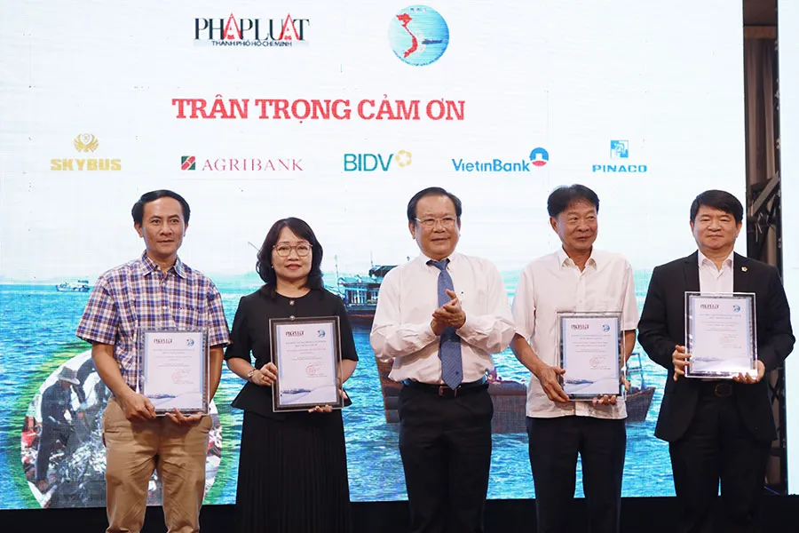 Khởi động giai đoạn 2 chương trình 'Cùng ngư dân thắp sáng đèn trên biển'