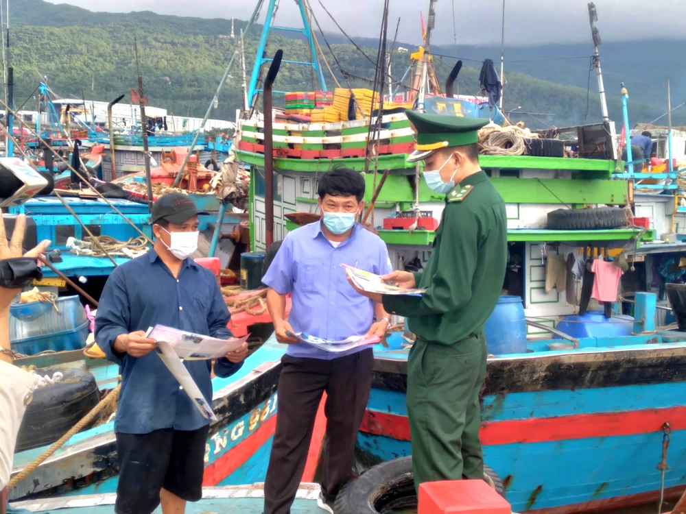 Cán bộ, chiến sĩ Đồn biên phòng Sơn Trà kiểm soát tàu cá kết hợp tuyên truyền chống khai thác IUU. Ảnh: MINH TRƯỜNG da-nang-chong-khai-thac-iuu-vi-quyen-loi-cua-ngu-dan-1.jpg