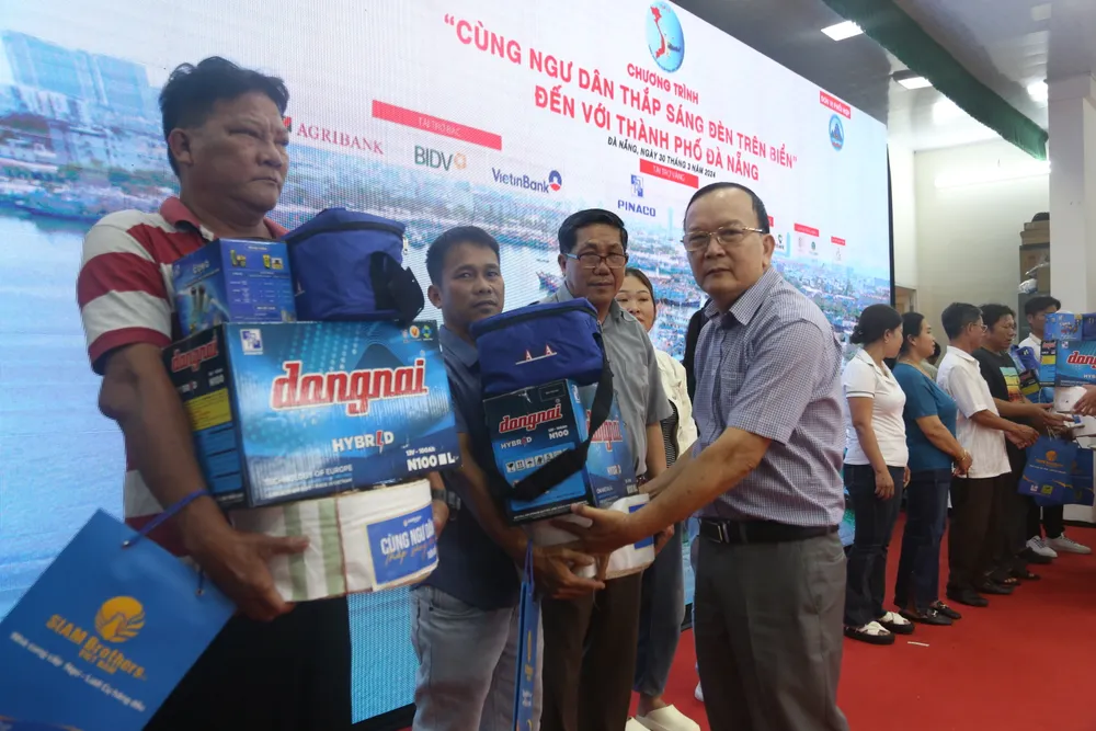 Mỗi phần quà cho ngư dân, gồm: bình acquy, bóng đèn, túi thuốc, cẩm nang Những điều cần biết về đánh bắt hải sản, hộp combo pin con ó, cuộn dây thừng chuyên dụng và phiếu quà tặng trị giá 1 triệu đồng. chuong-trinh-cung-ngu-dan-thap-sang-den-tren-bien-tai-tp-da-nang-4.JPG