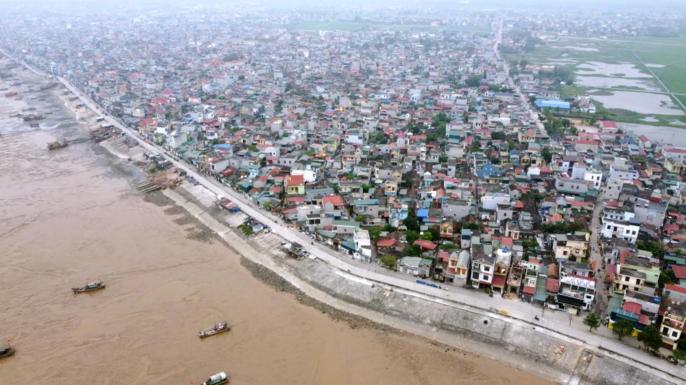 Những ngôi nhà tầng mọc san sát nhau, nhiều gia đình ở Thanh Hóa có được cuộc sống tốt hơn nhờ mưu sinh bám biển. Ảnh: ĐT ngu-dan-xu-thanh-vuon-khoi-bam-bien-1.JPG