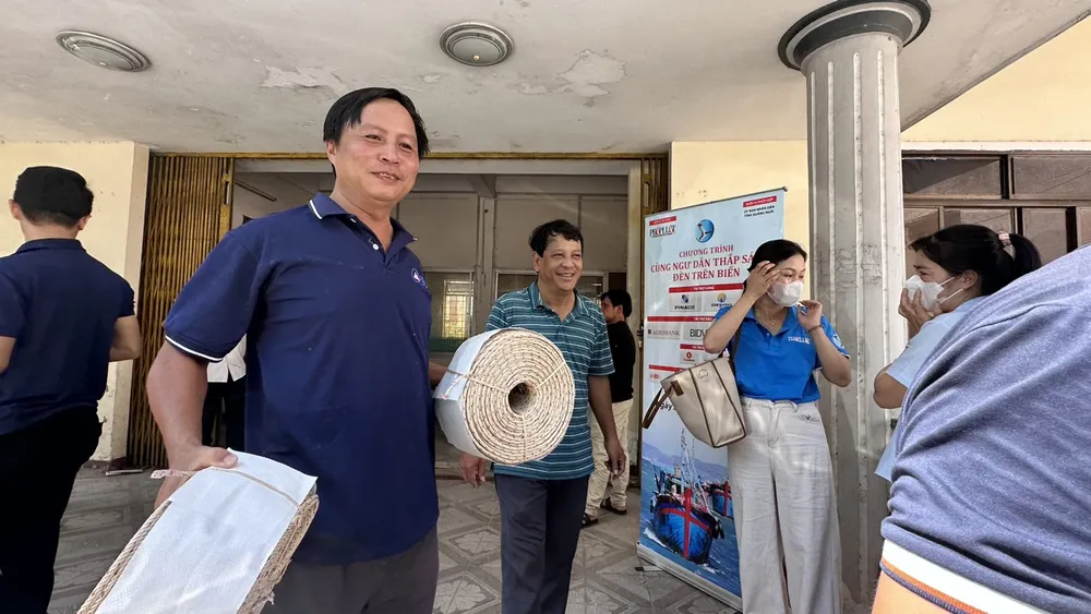Ban tổ chức đã bàn giao 150 phần quà đến các địa phương để trao tận tay những ngư dân tiêu biểu, có hoàn cảnh khó khăn. dang-dien-ra-chuong-trinh-cung-ngu-dan-thap-sang-den-tren-bien-tai-quang-ngai.jpg