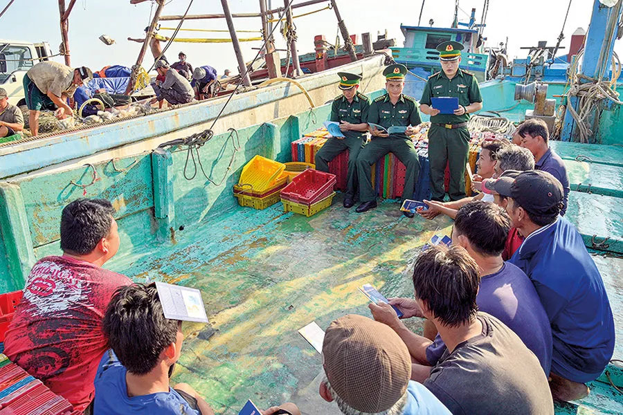 Lực lượng Bộ đội biên phòng tỉnh Kiên Giang tuyên truyền cho ngư dân về việc chống khai thác IUU. Ảnh: CHÂU ANH Kiên Giang quyết tâm cùng cả nước chống khai thác IUU