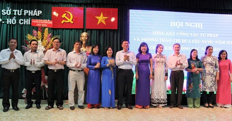 Bộ trưởng Lê Thành Long trao kỷ niệm chương cho các cá nhân và tập thể . Ảnh: HOÀNG GIANG